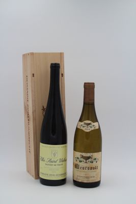 deux bouteilles de vin posées à côté d'une caisse en bois sur une surface blanche