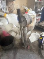 1 établi vert avec pompe à tarer les injecteurs diesel (photo 2)