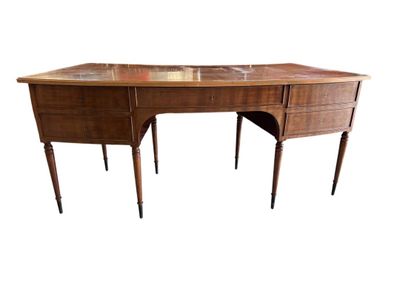 une photo d'un bureau en bois avec un plateau en marbre