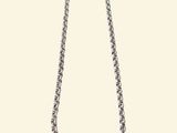 collier à chaîne en argent sur fond blanc, avec une photo en noir et blanc