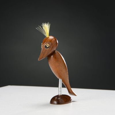 sculpture en bois représentant un oiseau avec une crête jaune sur la tête