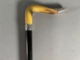 une image représentant un stylo jaune et noir posé sur une surface blanche