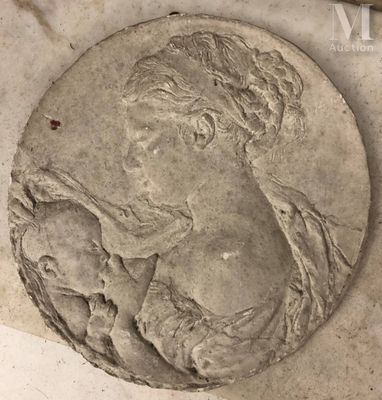 une image représentant un médaillon en pierre orné du visage d'une femme