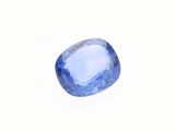 un saphir bleu sur fond blanc