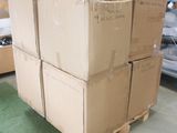 une pile de boîtes sur une palette dans un entrepôt