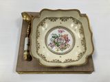 une assiette avec une cuillère et un repose-cuillère posés sur un plateau