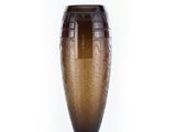vase en verre brun avec un socle noir sur fond blanc