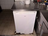 un lave-vaisselle au milieu d'une petite cuisine