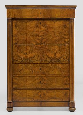 une commode en noyer avec des tiroirs de chaque côté