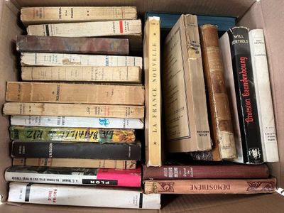 une boîte pleine de livres posée sur une table