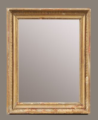 un miroir ancien dans un cadre doré, orné d'un motif décoratif