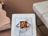 une bague qui se trouve dans une boîte sur une table
