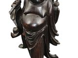 statue d'un Bouddha souriant tenant un bâton sur fond blanc