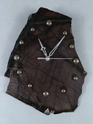 une horloge fabriquée à partir d'un morceau de cuir