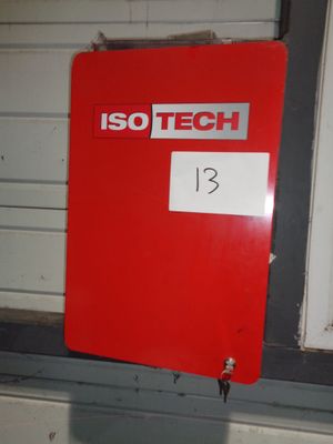une boîte rouge sur laquelle est collé un autocollant