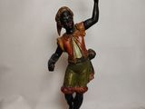 statue d'une femme tenant une bougie à la main, posée sur un socle en marbre