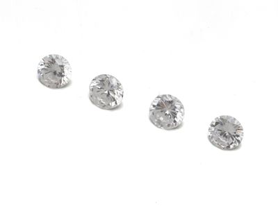un ensemble de trois diamants de tailles différentes sur un fond blanc