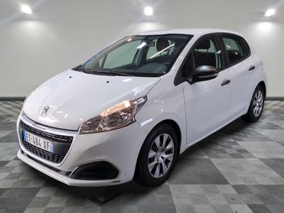 la petite voiture blanche est garée dans une grande pièce