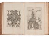 un livre ouvert sur lequel figurent le dessin d'un bâtiment et d'une horloge