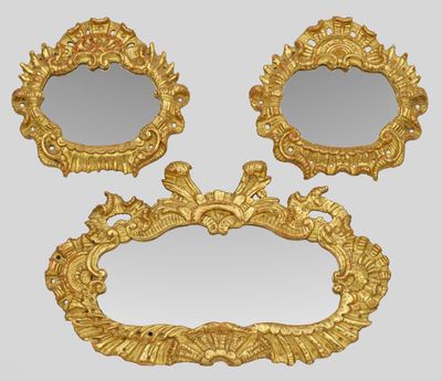 trois miroirs placés les uns à côté des autres