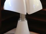 une lampe posée sur une table à côté d'un miroir