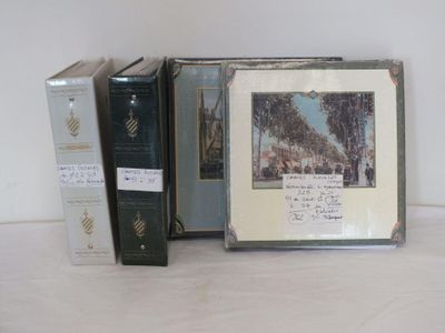 trois livres posés l'un à côté de l'autre sur une table
