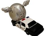 voiture de police chromée, surmontée d'ailes, sur fond blanc