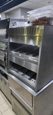 beaucoup de nourriture sur le plan de travail de la cuisine