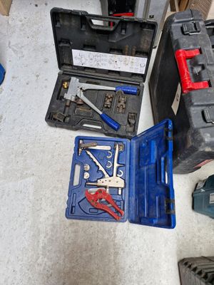 des outils posés par terre à côté d'une boîte à outils