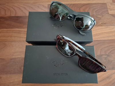 une paire de lunettes de soleil posée sur une boîte, sur un plancher en bois