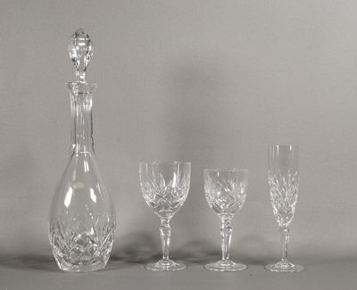 quatre verres à vin et une carafe posés sur une table