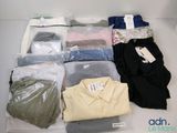 un tas de vêtements posés sur une table