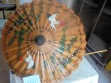 un parapluie en papier posé sur une table