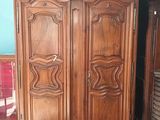 une armoire en bois dans une pièce aux murs bleus