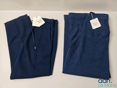 deux paires de pantalons bleus posées l'une à côté de l'autre sur une table