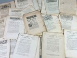 une pile de vieux livres sur une table