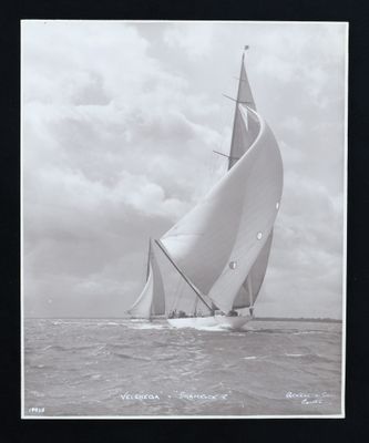une photo en noir et blanc d'un voilier en mer
