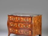 une commode ancienne avec dessus en marbre