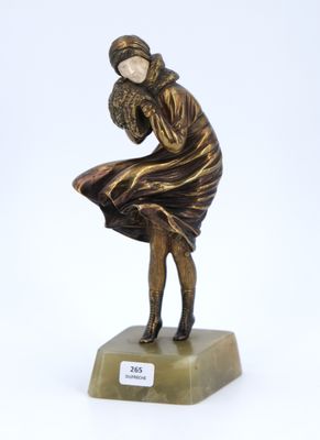 statue en bronze représentant une femme tenant une boule, posée sur un socle en marbre
