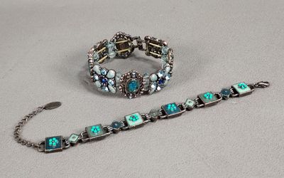 Deux bijoux sont posés l'un à côté de l'autre sur une table.
