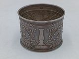 une coupe ancienne en argent ornée d'un motif sur le bord