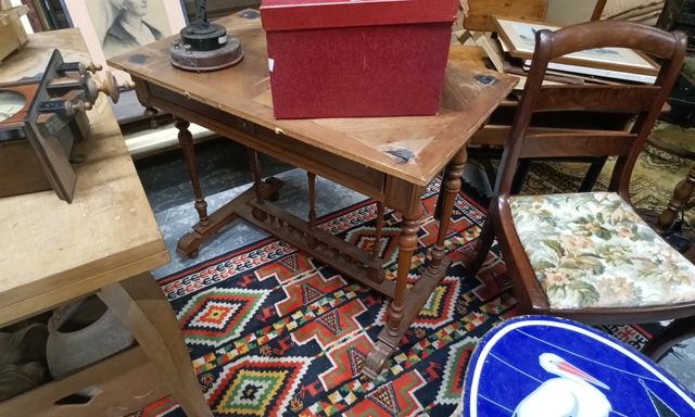 Table de milieu, piètement à entretoise, fin 19ème. manque et acc...