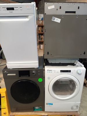 deux machines à laver et un sèche-linge posés sur une palette
