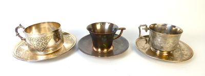 Lot de trois tasses et leurs sous-tasses en métal argenté, d…
