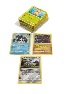 jeu de cartes à collectionner Pokémon sur lequel sont posées de nombreuses cartes