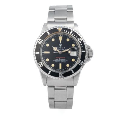 une montre Rolex Submariner avec un cadran et un bracelet noirs