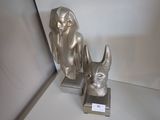 deux statues d'animaux exposées dans une vitrine