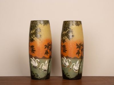 LEGRAS Paire de vases obus en verre nuancé à décor de cygnes…