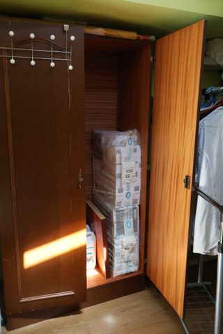 Armoire de style rustique hors d'usage, linge de maison