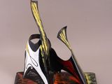 une sculpture représentant une paire de chaussures posée sur un livre